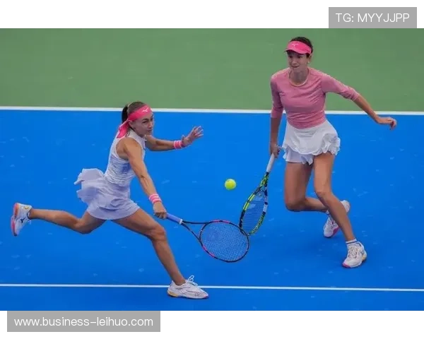 网球界最新动态：顶尖选手赛场争锋引发球迷热议