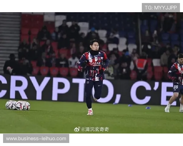 从边路爆点到组织核心巴黎圣日耳曼李刚仁法甲中场角色定位变化解析 从边路爆点到组织核心巴黎圣日耳曼李刚仁法甲中场角色定位变化解析